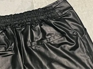 Falda mini efecto mojado negra