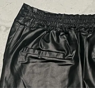 Falda mini efecto mojado negra