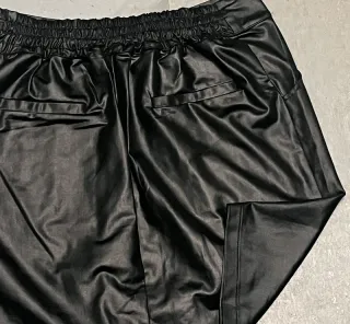 Falda mini efecto mojado negra