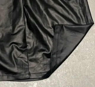 Falda mini efecto mojado negra