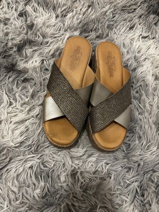 Sandalias grises y plateadas de cuña
