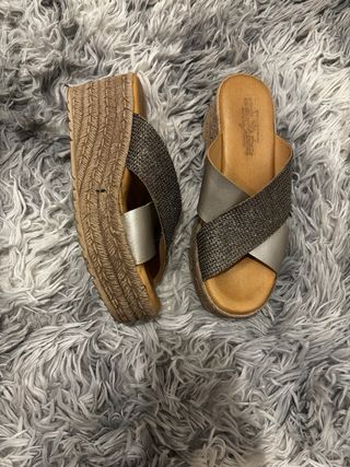 Sandalias grises y plateadas de cuña