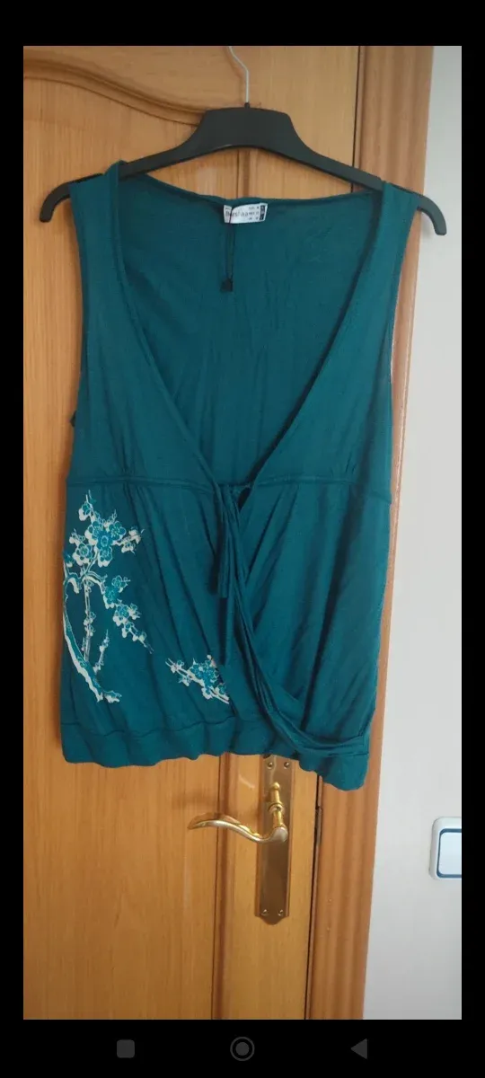 Camiseta verde con estampado floral