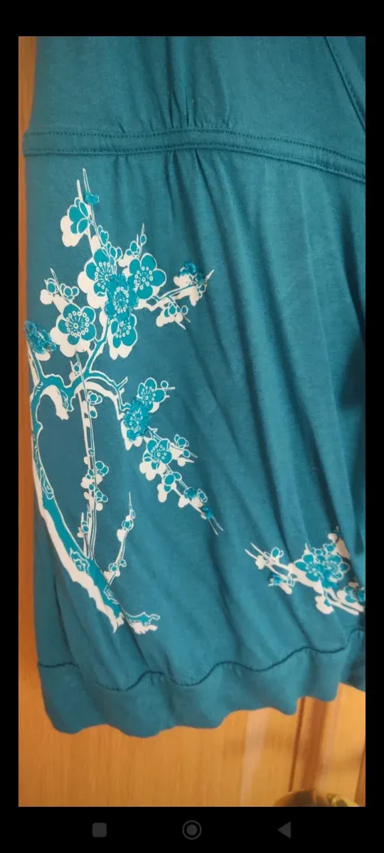 Camiseta verde con estampado floral