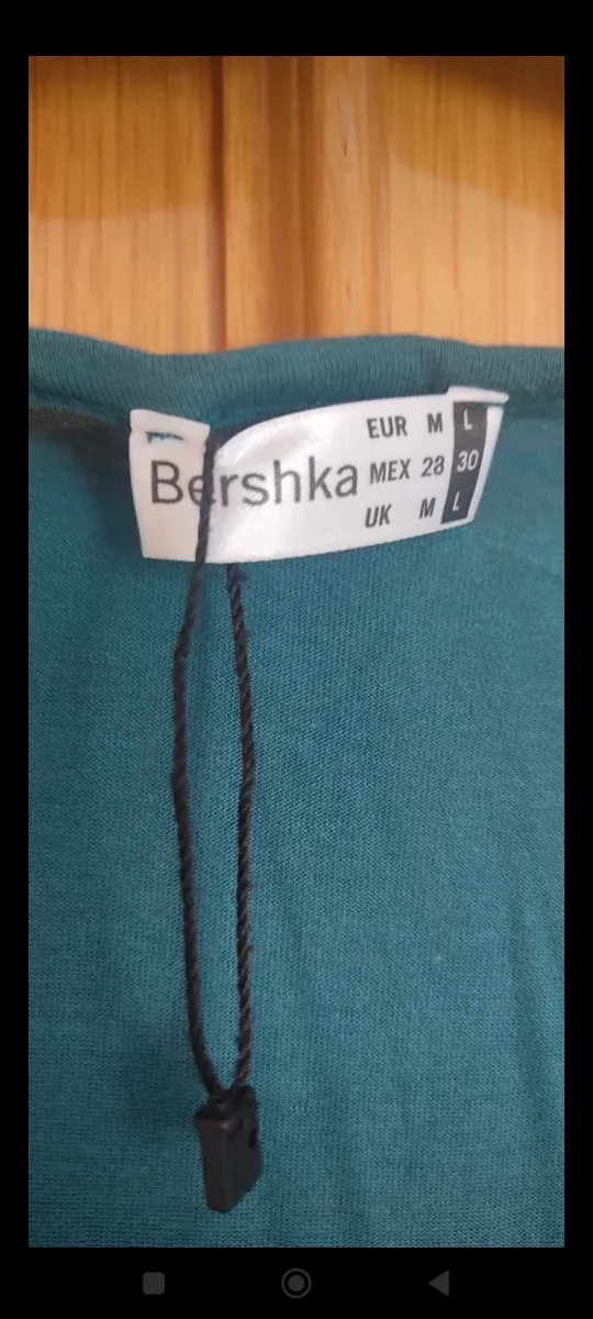 Camiseta verde con estampado floral