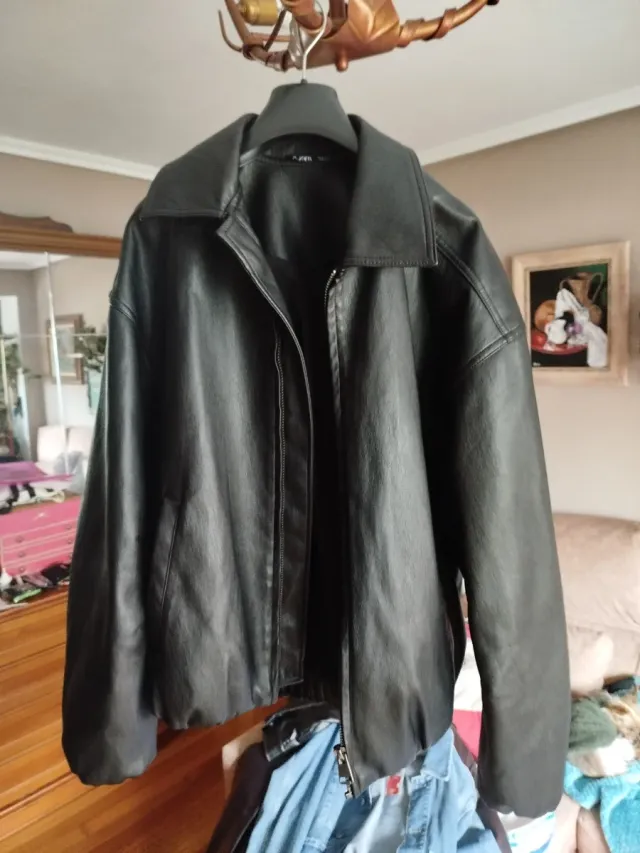 Cazadora efecto piel Zara