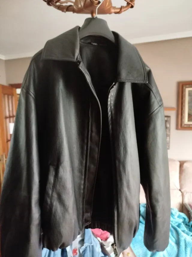 Cazadora efecto piel Zara