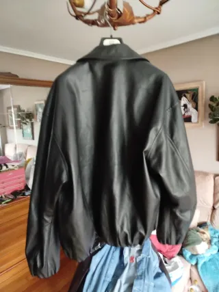 Cazadora efecto piel Zara