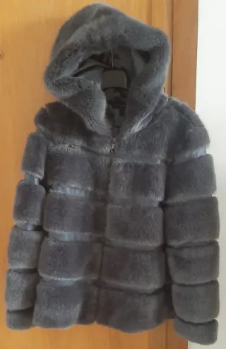 Pellicciotto ecologico grigio con cappuccio