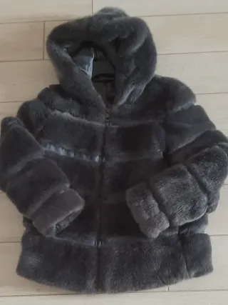 Pellicciotto ecologico grigio con cappuccio