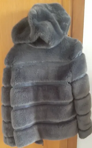 Pellicciotto ecologico grigio con cappuccio