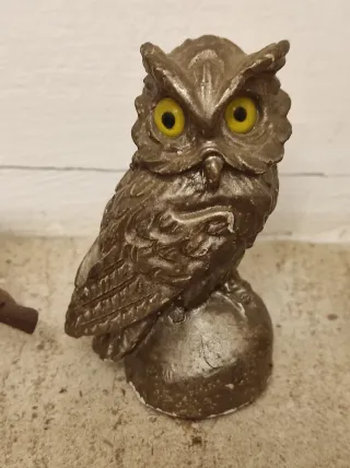 Cinco figuras de búhos decorativos