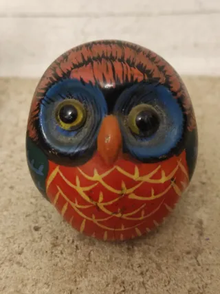 Cinco figuras de búhos decorativos