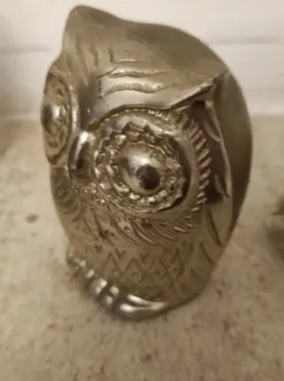 Cinco figuras de búhos decorativos