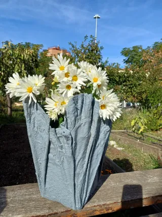 Vaso in cemento fatto a mano, design medievale