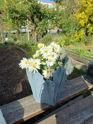 Vaso in cemento fatto a mano, design medievale