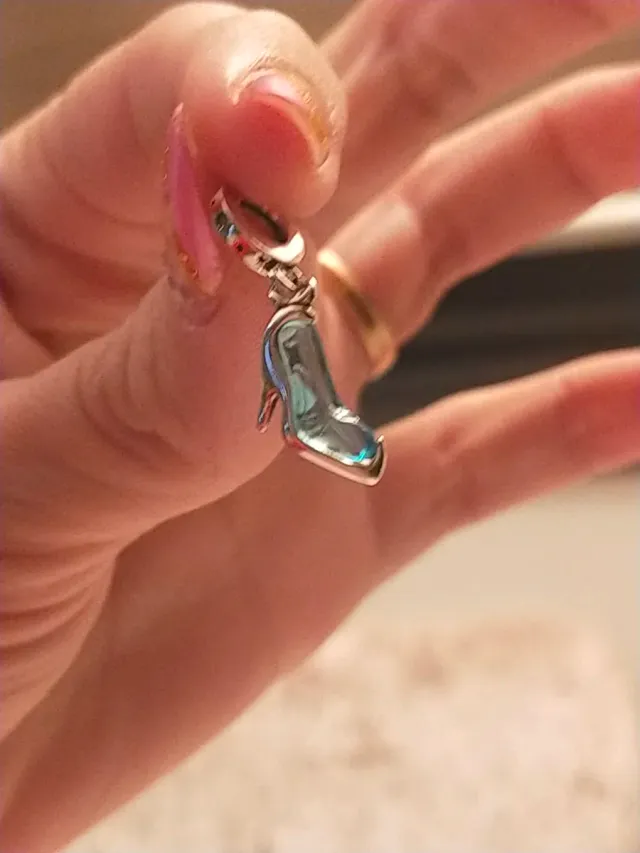 Charm di Pandora Cenerentola con scarpe col tacco azzurre e argento