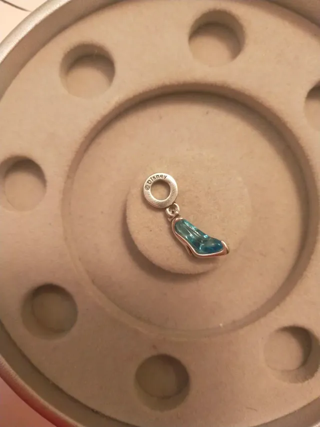 Charm di Pandora Cenerentola con scarpe col tacco azzurre e argento