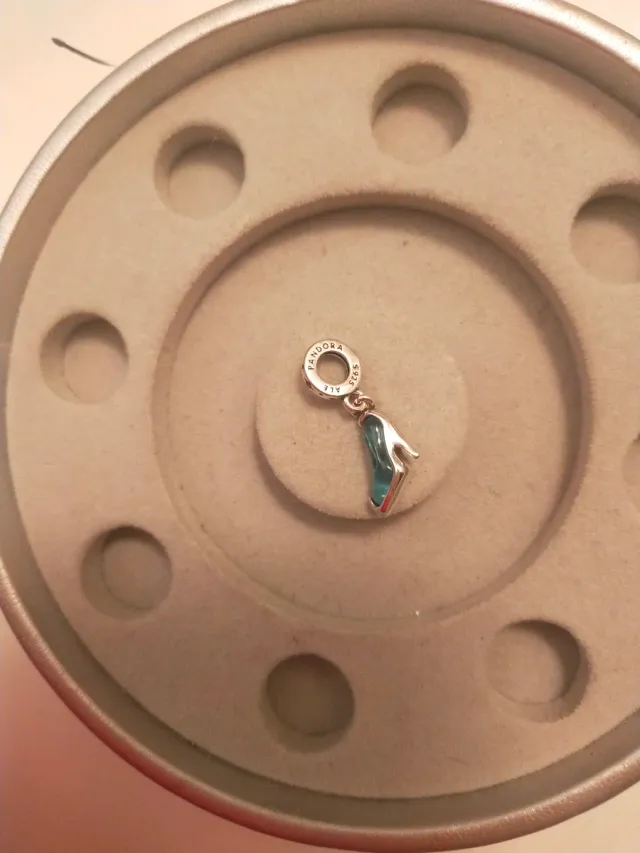 Charm di Pandora Cenerentola con scarpe col tacco azzurre e argento