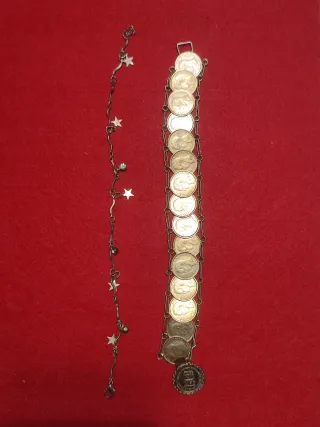 Pulseras de plata con monedas y estrellas
