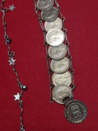 Pulseras de plata con monedas y estrellas