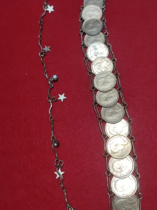 Pulseras de plata con monedas y estrellas