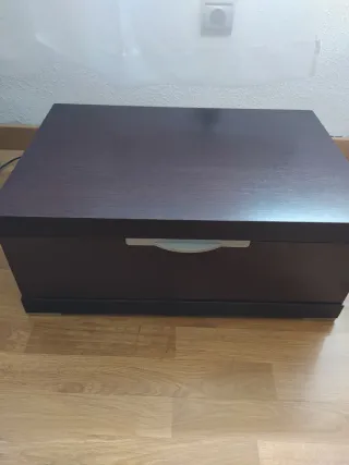 Mesa de noche de madera marrón