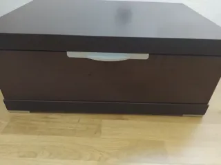 Mesa de noche de madera marrón