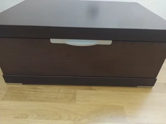 Mesa de noche de madera marrón