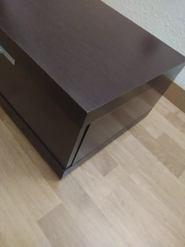 Mesa de noche de madera marrón