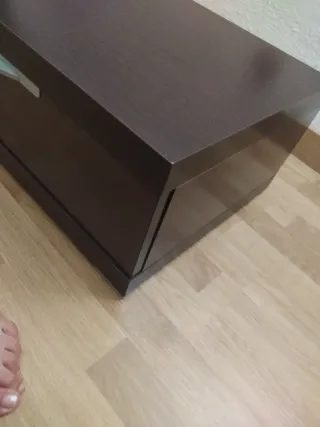 Mesa de noche de madera marrón