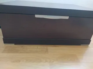 Mesa de noche de madera marrón