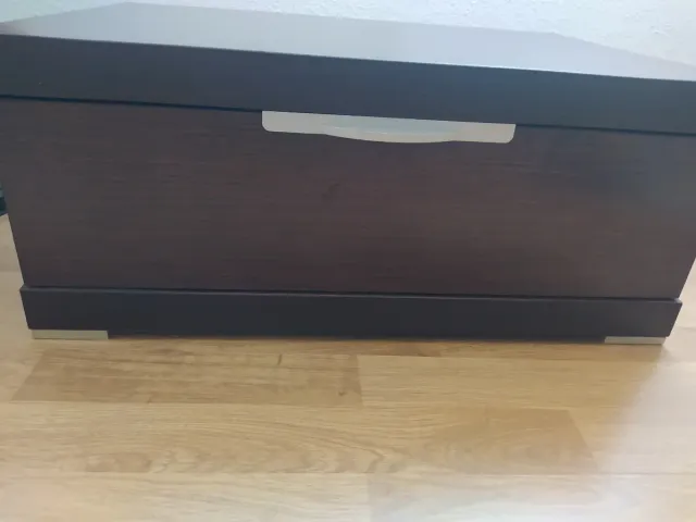 Mesa de noche de madera marrón