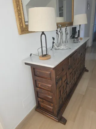 Aparador antiguo. Madera maciza, placa de mármol.