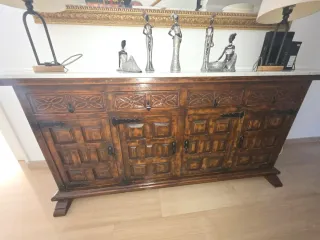 Aparador antiguo. Madera maciza, placa de mármol.
