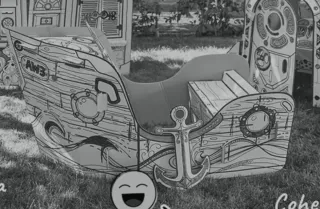 Barco de cartón para juegos infantiles