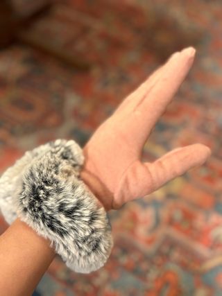 Guantes rosas con puño de pelo gris