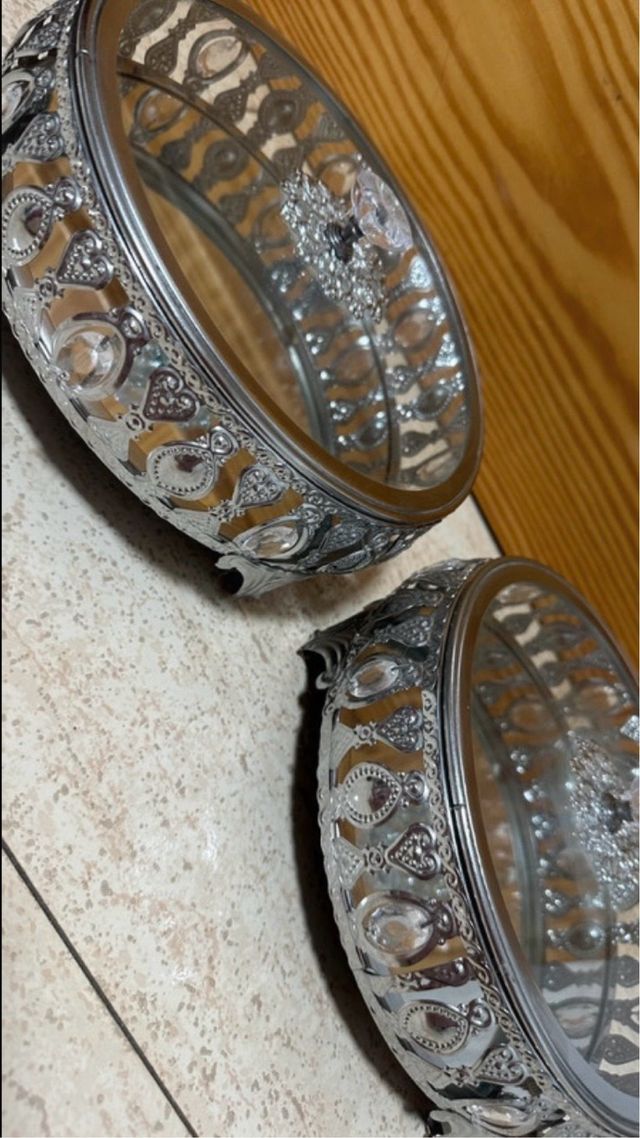 Bandeja decorativa plateada y transparente