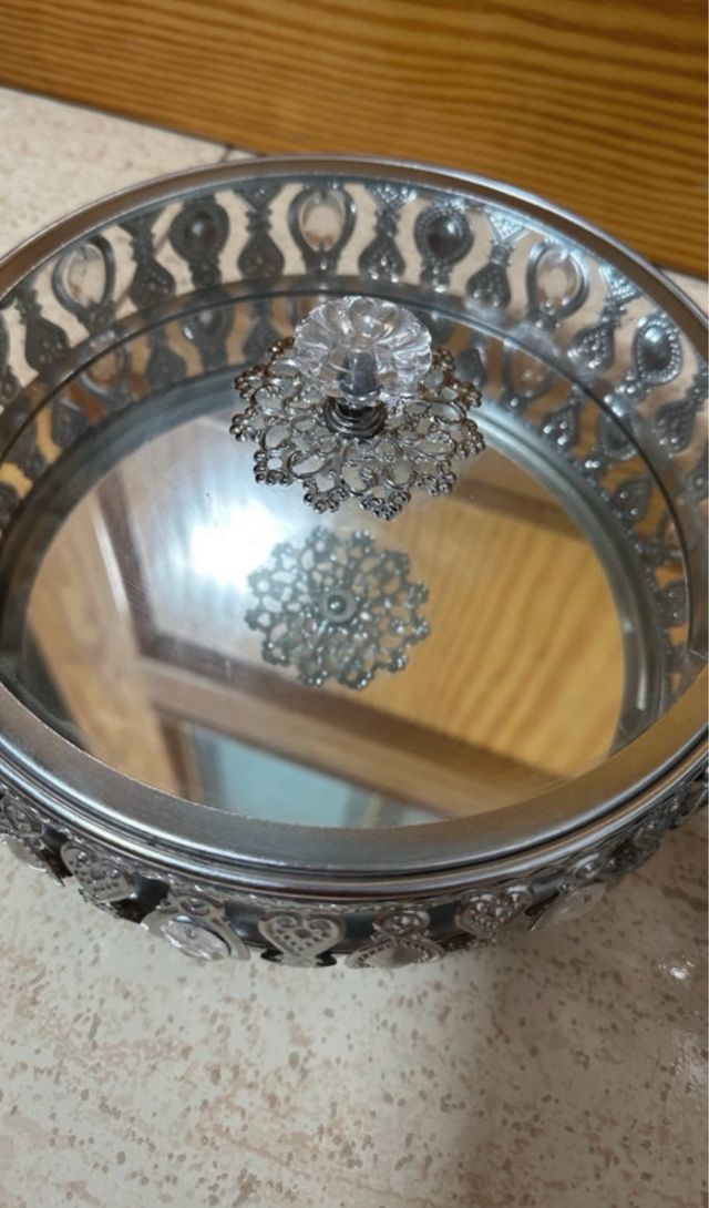 Bandeja decorativa plateada y transparente