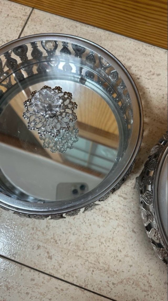 Bandeja decorativa plateada y transparente