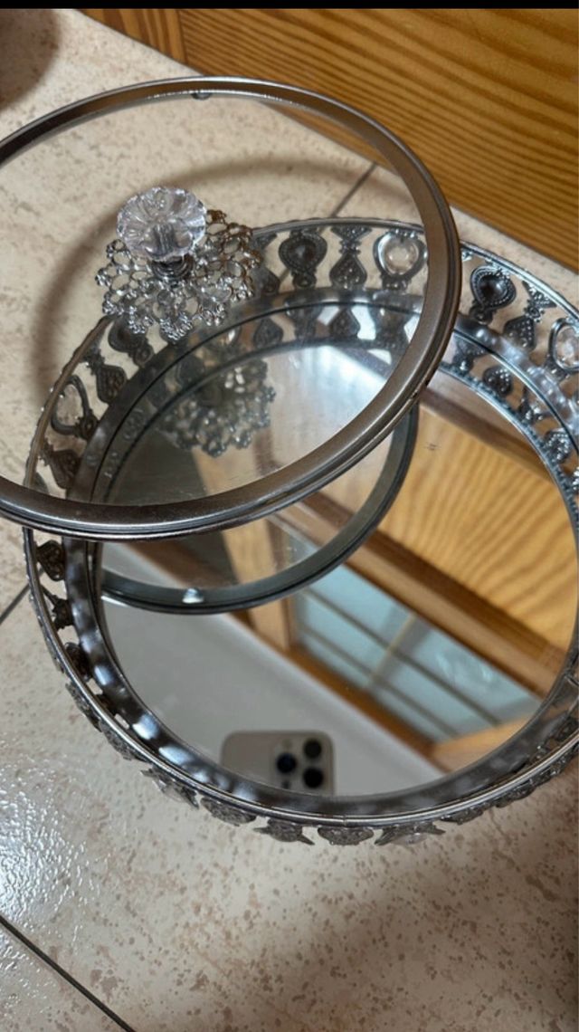 Bandeja decorativa plateada y transparente