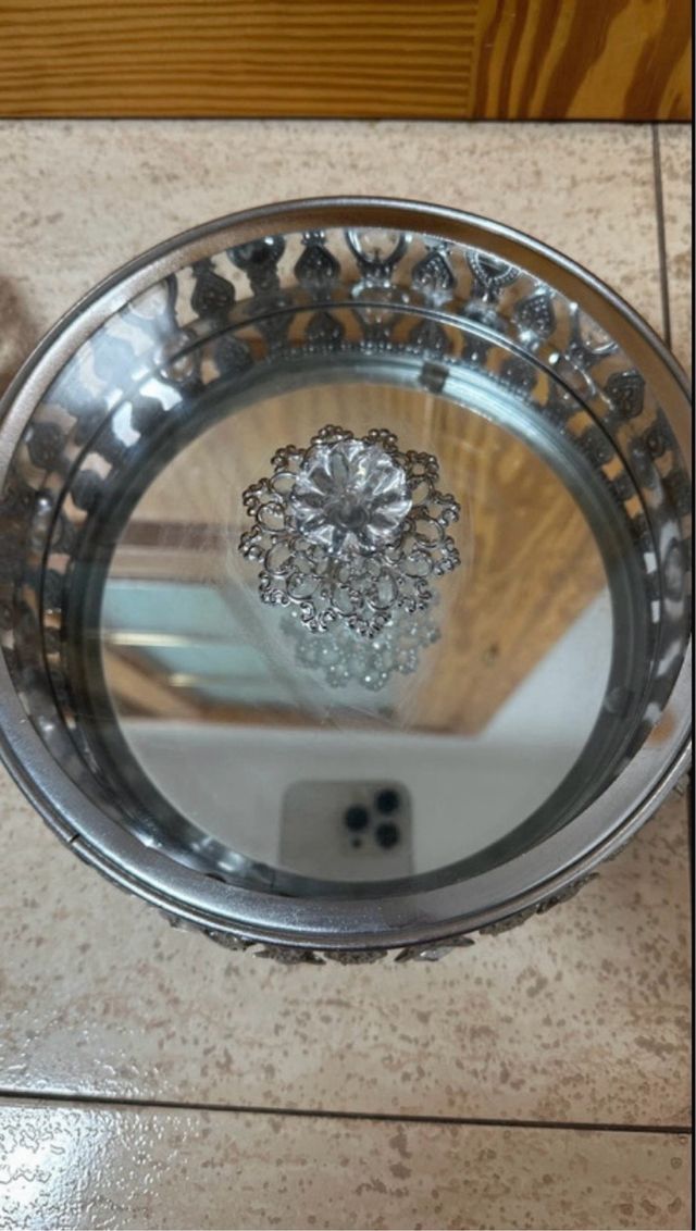 Bandeja decorativa plateada y transparente