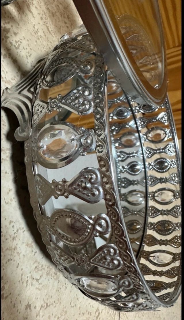 Bandeja decorativa plateada y transparente
