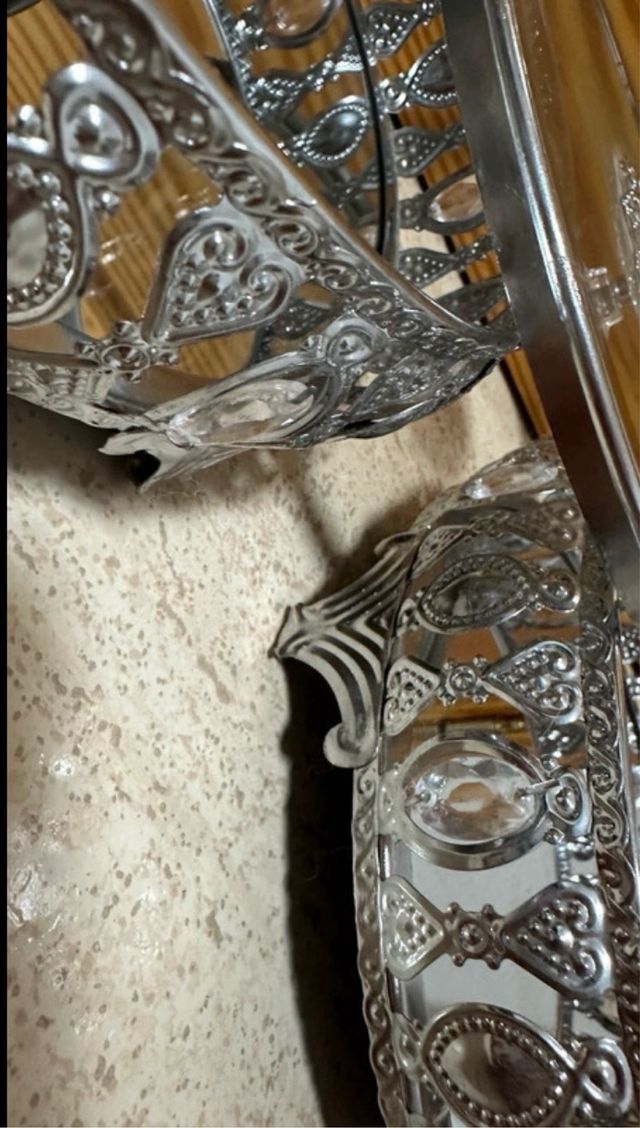 Bandeja decorativa plateada y transparente