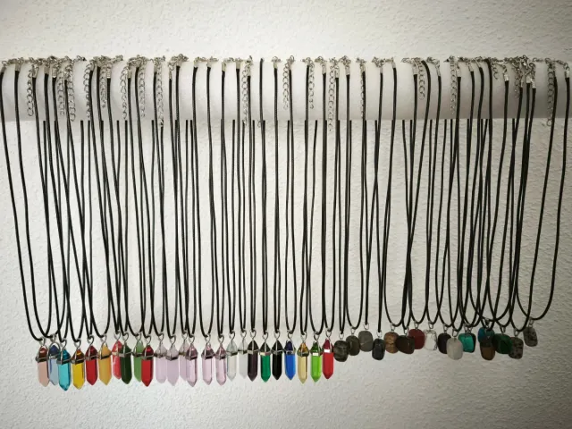 Collares con colgantes de cristal y de poedra.