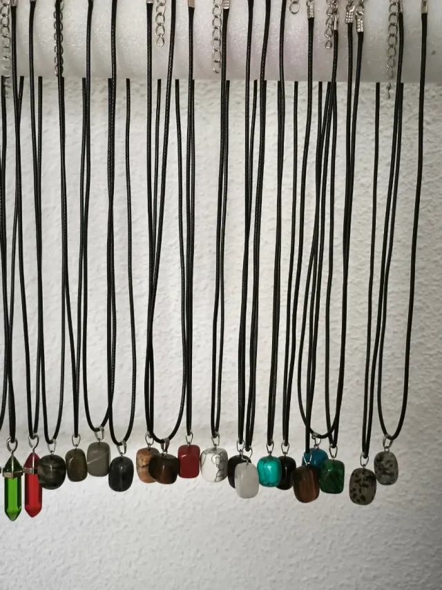 Collares con colgantes de cristal y de poedra.