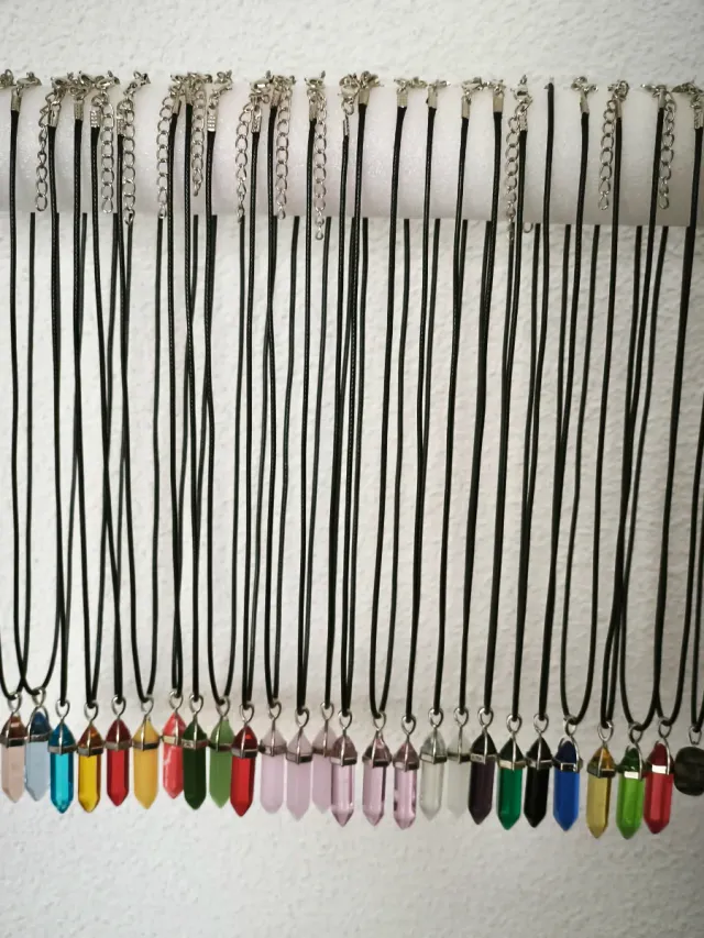 Collares con colgantes de cristal y de poedra.