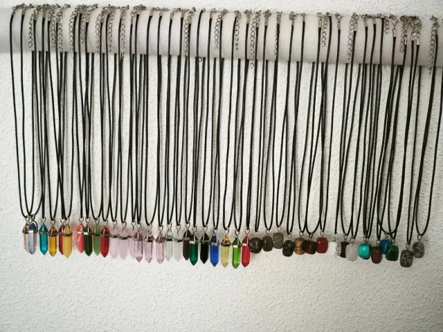 Collares con colgantes de cristal y de poedra.