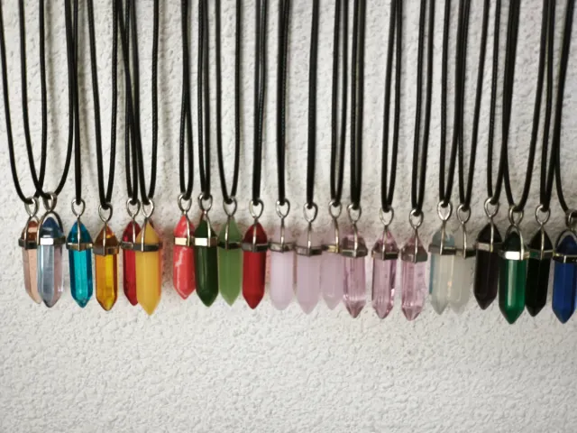 Collares con colgantes de cristal y de poedra.