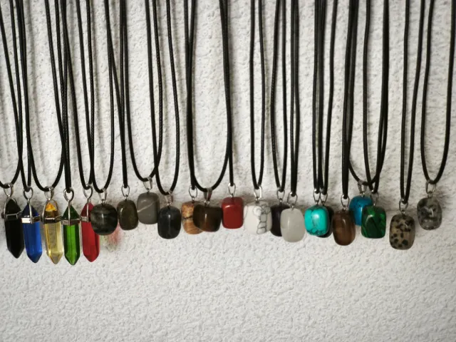 Collares con colgantes de cristal y de poedra.